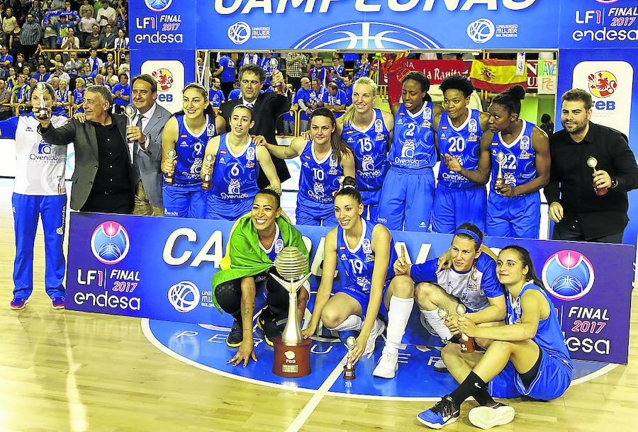 Plantilla y directiva de Avenida celebran el título de Liga de la pasada temporada. 