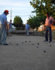 Imagen secundaria 2 - Cola para entrar en el albergue parroquial de Bercianos. Jesús, Ignacio y Joaquín toman algo en el bar de Bercianos y el popular juego de la petanca en pleno Camino