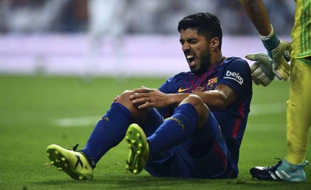 Luis Suárez se duele de su rodilla derecha.