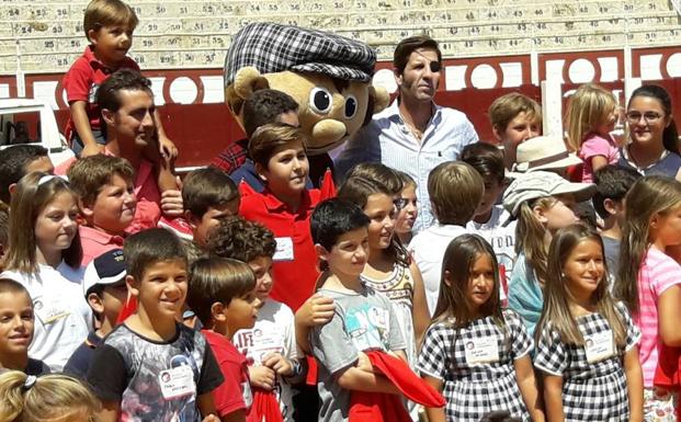 El diestro Juan José Padilla, con los niños que participaron en el programa en Málaga. 