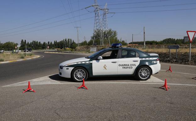 Coche de la Guardia Civil de Tráfico, en un control. 