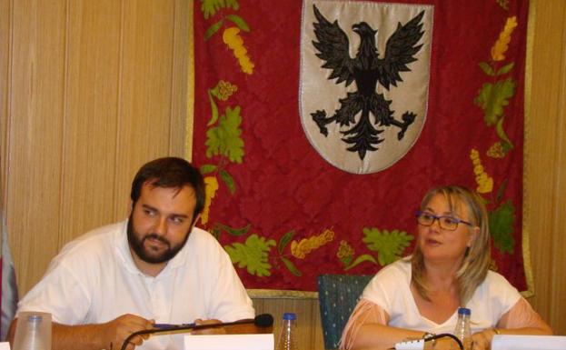 El concejal de Hacienda, Carlos Sierra, junto a la alcaldesa, María José Ortega, en el transcurso de un pleno municipal. 