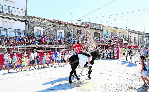 Uno de los participantes rompe el cántaro montado sobre un burro. 