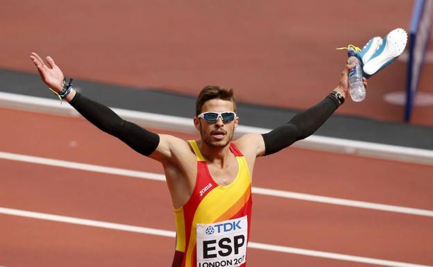 Óscar Husillos celebra la primera posición del equipo de relevos de 4x400 metros en la semifinal del Mundial de Londres.