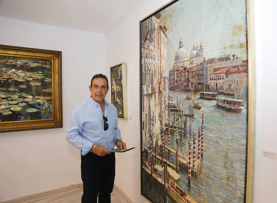 El artista José Antonio Muñoz Bernardo, junto a una de sus obras, en la inauguración. 