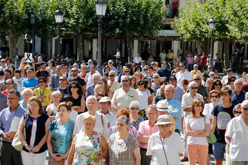 La Plaza Mayor, la Subdelegación del Gobierno y varios puntos de la provincia reflejan el dolor por las víctimas de los atentados