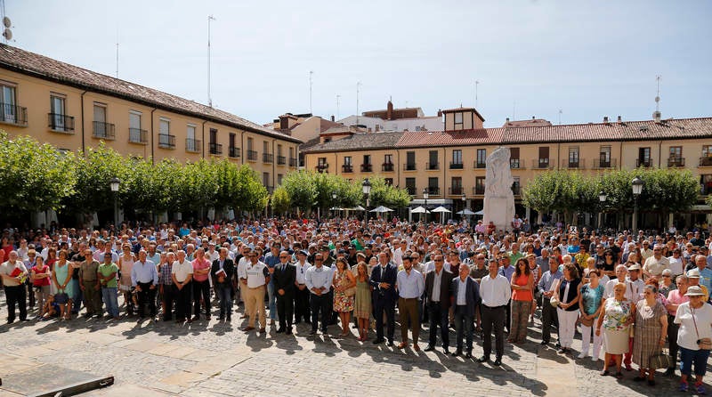 La Plaza Mayor, la Subdelegación del Gobierno y varios puntos de la provincia reflejan el dolor por las víctimas de los atentados