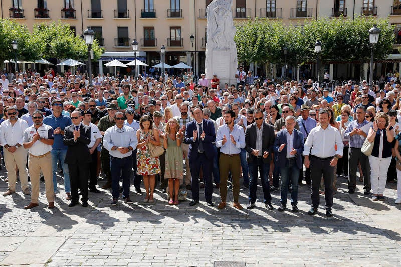La Plaza Mayor, la Subdelegación del Gobierno y varios puntos de la provincia reflejan el dolor por las víctimas de los atentados