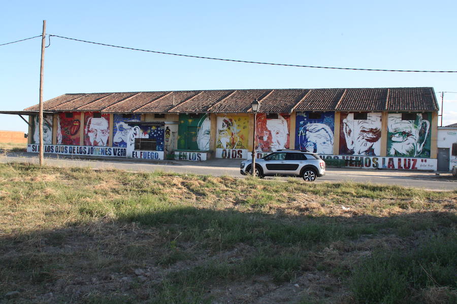 Las paredes de las viviendas de la localidad exhiben casi una veintena de murales de Román Linacero