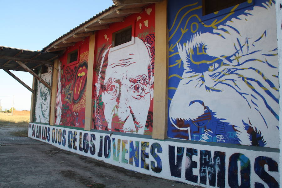 Las paredes de las viviendas de la localidad exhiben casi una veintena de murales de Román Linacero