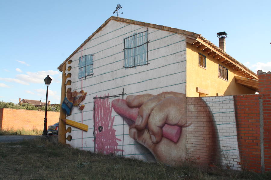 Las paredes de las viviendas de la localidad exhiben casi una veintena de murales de Román Linacero