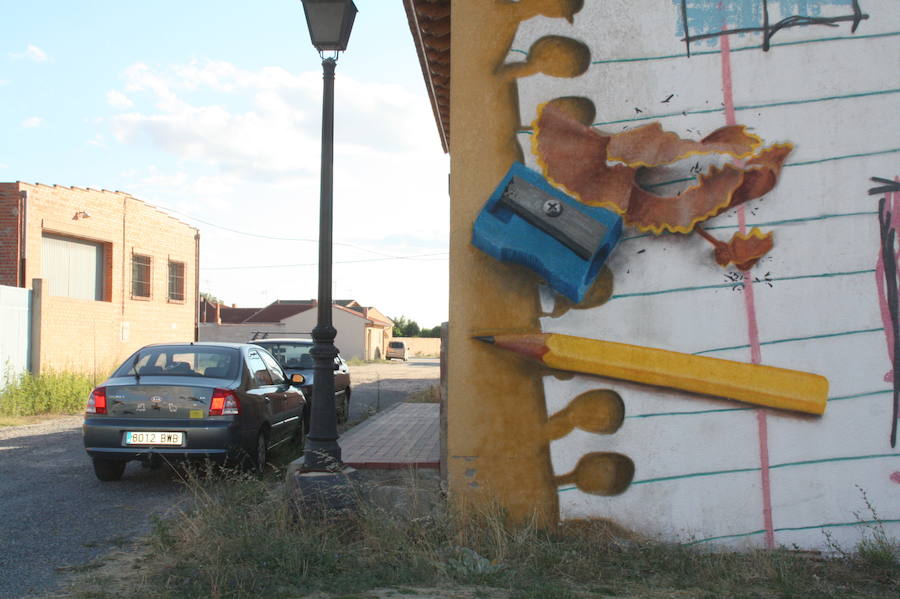 Las paredes de las viviendas de la localidad exhiben casi una veintena de murales de Román Linacero