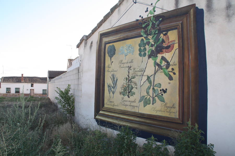 Las paredes de las viviendas de la localidad exhiben casi una veintena de murales de Román Linacero