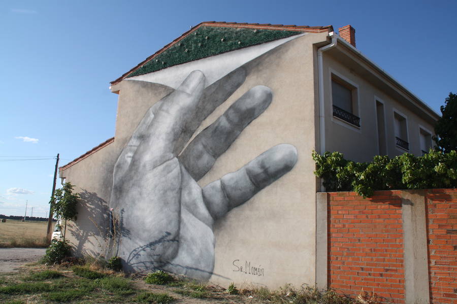 Las paredes de las viviendas de la localidad exhiben casi una veintena de murales de Román Linacero