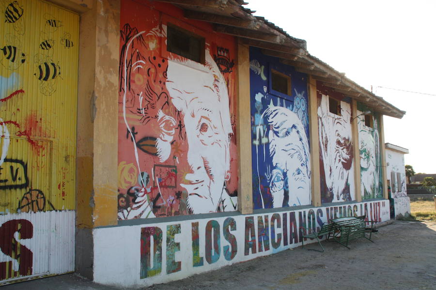 Las paredes de las viviendas de la localidad exhiben casi una veintena de murales de Román Linacero