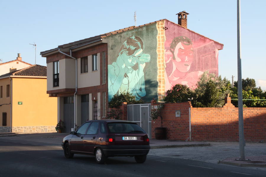 Las paredes de las viviendas de la localidad exhiben casi una veintena de murales de Román Linacero