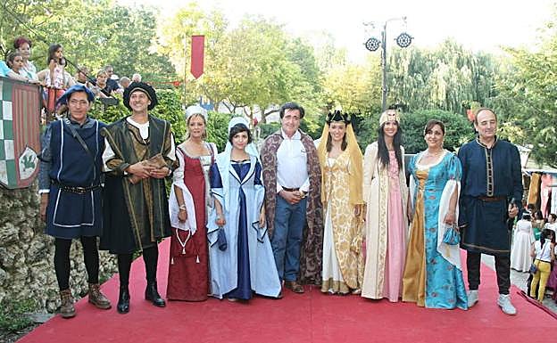 El alférez mayor, Manuel Lara (segundo por la izquierda) posa con la corregidora y sus damas y con parte de la Corporación. 