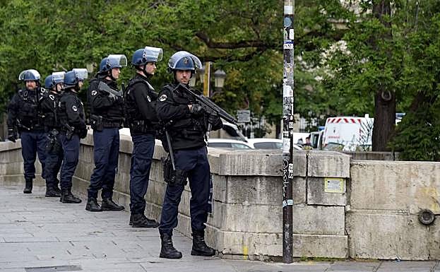 Agentes de la Policía francesa.