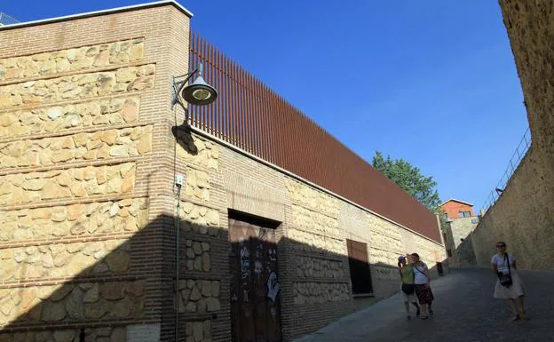 Las pintadas y restos de carteles se acumulan en la puerta del pabellón de las Jesuitinas, cerrado desde hace más de seis años, sito en el casco histórico de Segovia. 
