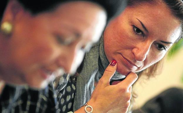 Montserrat Martí Caballé, junto a su madre. 