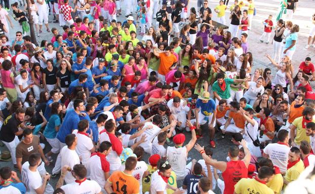 Peñas en una edición pasada de las fiestas de Nava de la Asunción. 