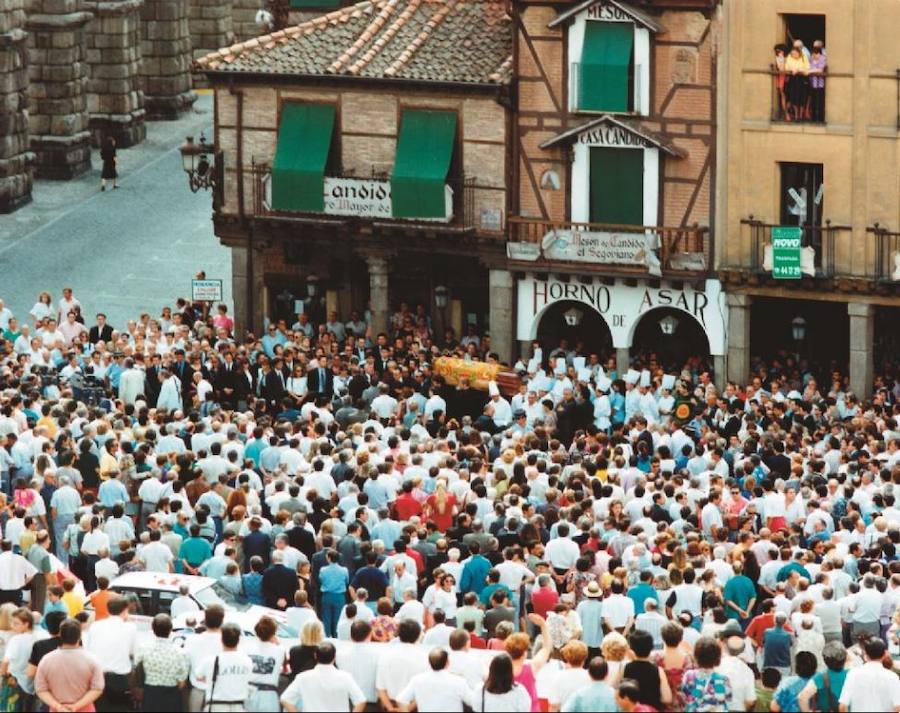 El entierro de Cándido en agosto de 1992 reunió a toda la sociedad segoviana en un emotivo homenaje a las puertas de su Mesón.