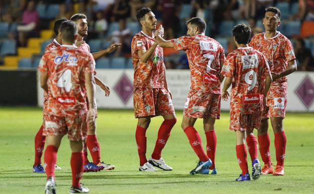 Los jugadores del CDGuijuelo celebran un gol en la pretemporada. 