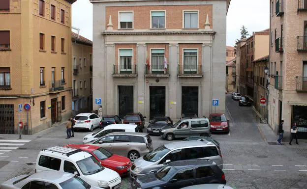 Antiguo edificio del INSS, en la Plaza Reina Doña Juana. 