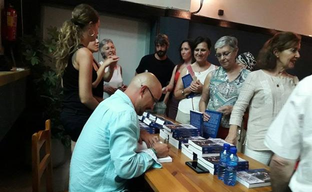 Raúl Martín Vela, durante la firma de ejemplares de su libro. 