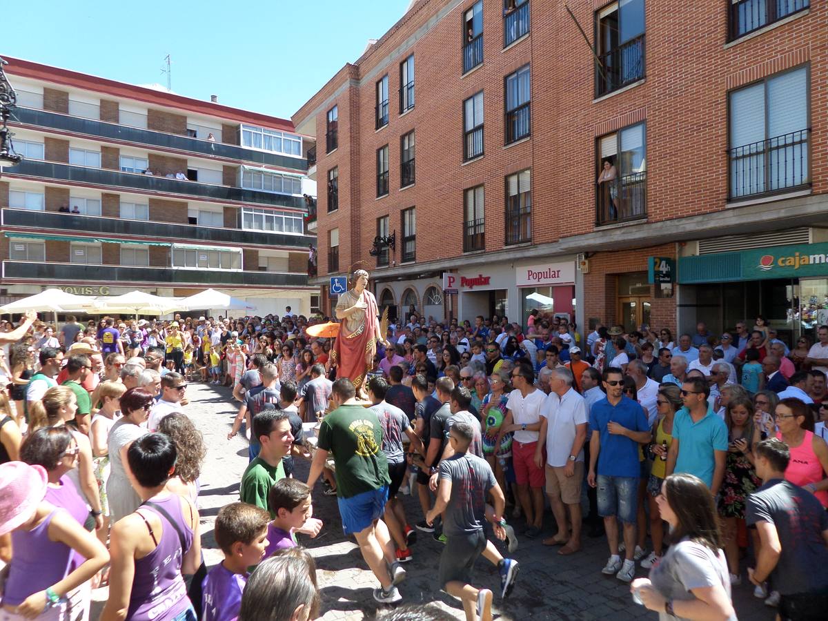 Los quintos, animados por los vecinos de la localidad, llevan en andas al patrón durante más de una hora