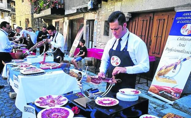 Concurso. Un total de nueve cortadores de jamón se dieron cita en el certamen, que atrajo la atención de numerosas personas. 