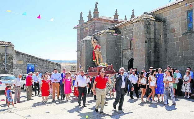 Procesión con la imagen del patrón del municipio, San Sebastián. 