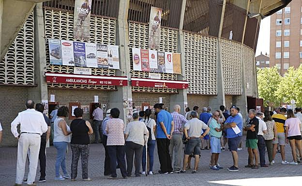Varios aficionados esperan su turno para adquirir los abonos de la feria taurina de Palencia.