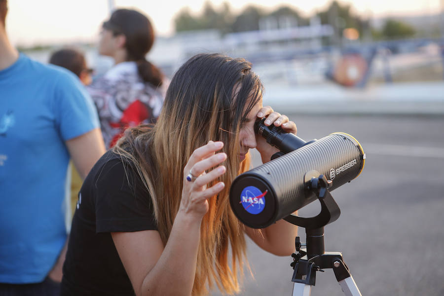 La Organización Salmantina de la Astronaútica y el Espacio (Osae) organizó en el aparcamientp de E. Leclerc una jornada de observación
