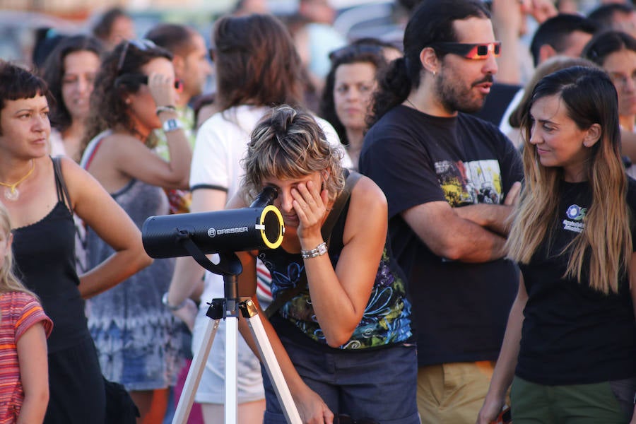 La Organización Salmantina de la Astronaútica y el Espacio (Osae) organizó en el aparcamientp de E. Leclerc una jornada de observación