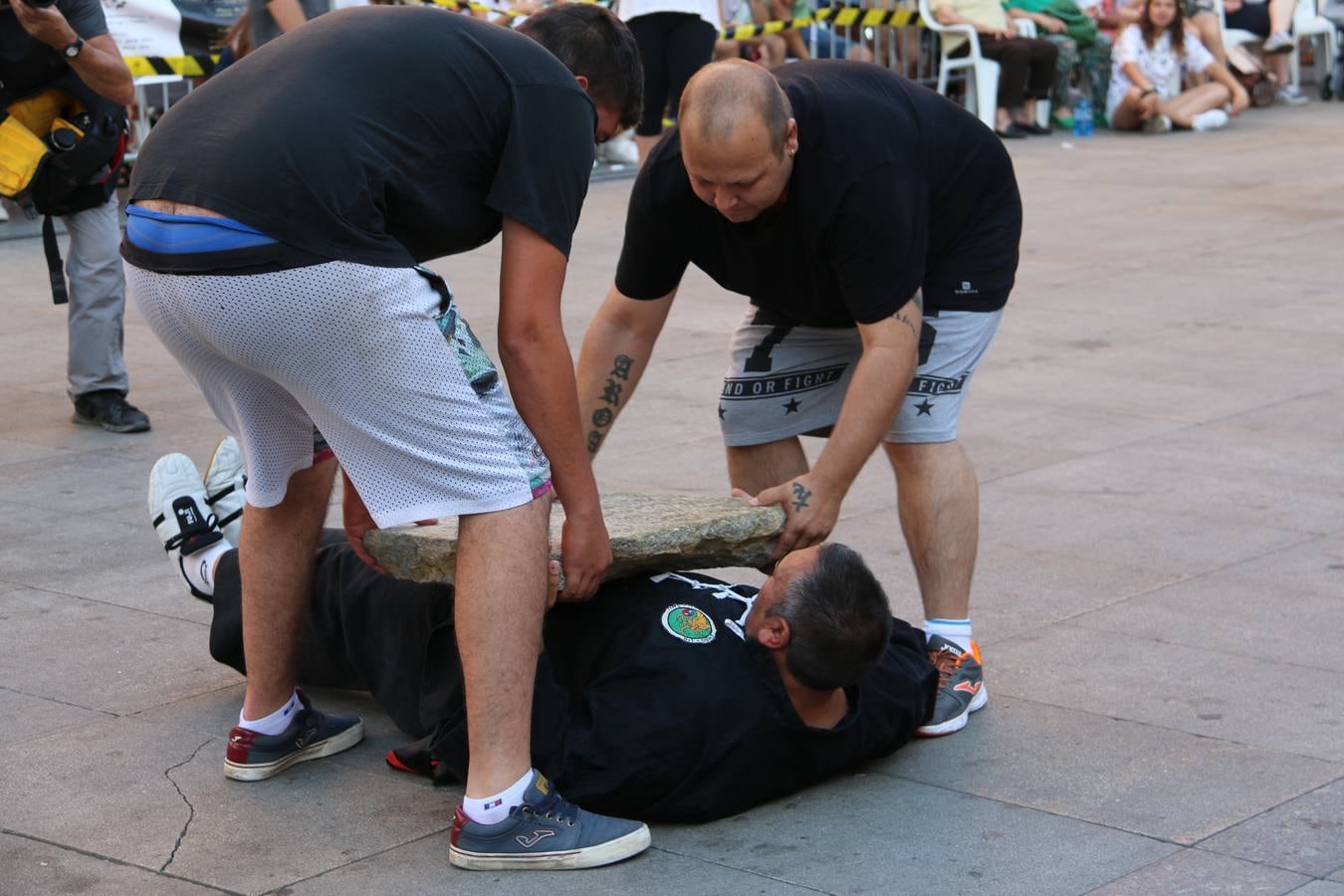 Los Jiménez demuestran en la capital maragata su habilidad para arrastrar una furgoneta con una lanza en el cuello y romperse una piedra sobre el bajo vientre