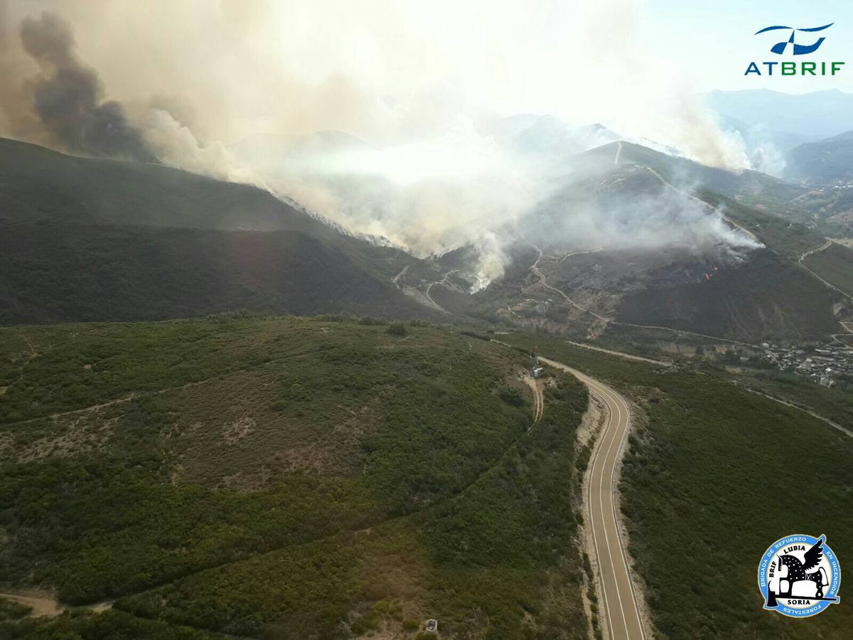 El fuego ha obligado a evacuar a los vecinos de Santa Eulalia de Cabrera debido a que el humo se había propagado por todo el pueblo