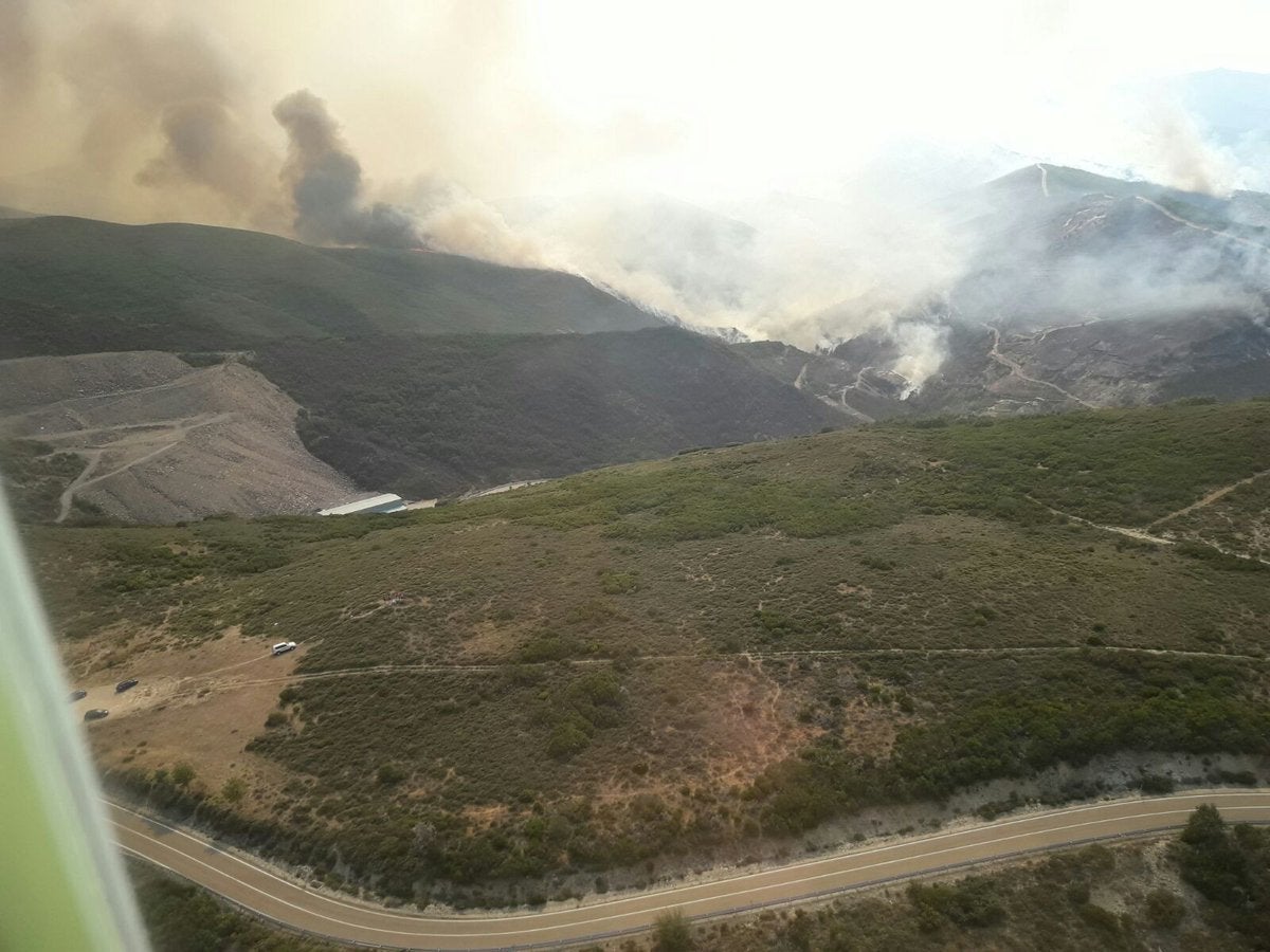 El fuego ha obligado a evacuar a los vecinos de Santa Eulalia de Cabrera debido a que el humo se había propagado por todo el pueblo
