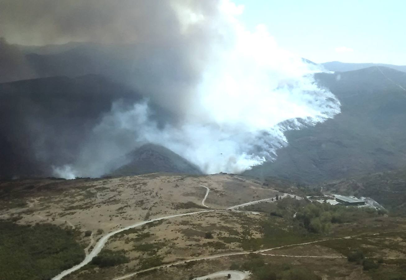 El fuego ha obligado a evacuar a los vecinos de Santa Eulalia de Cabrera debido a que el humo se había propagado por todo el pueblo