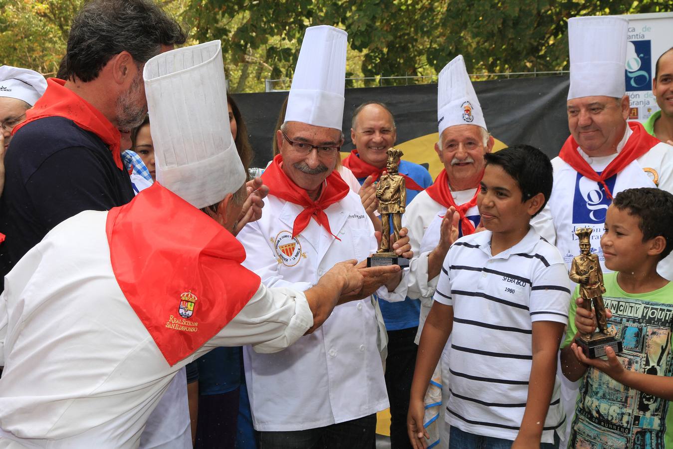 Algo más de una tonelada de judíass, que se han cocido a fuego lento durante cinco horas, han protagonizado la fiesta que se celebra con motivo de San Luis desde hace 41 años