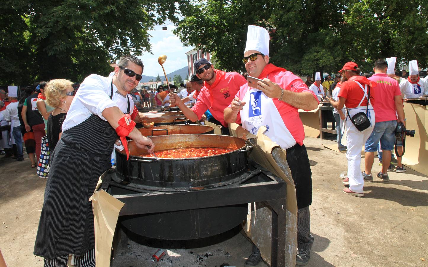 Algo más de una tonelada de judíass, que se han cocido a fuego lento durante cinco horas, han protagonizado la fiesta que se celebra con motivo de San Luis desde hace 41 años