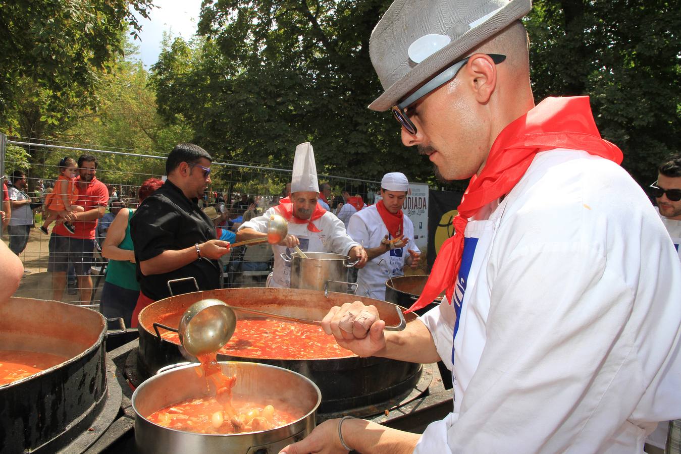 Algo más de una tonelada de judíass, que se han cocido a fuego lento durante cinco horas, han protagonizado la fiesta que se celebra con motivo de San Luis desde hace 41 años