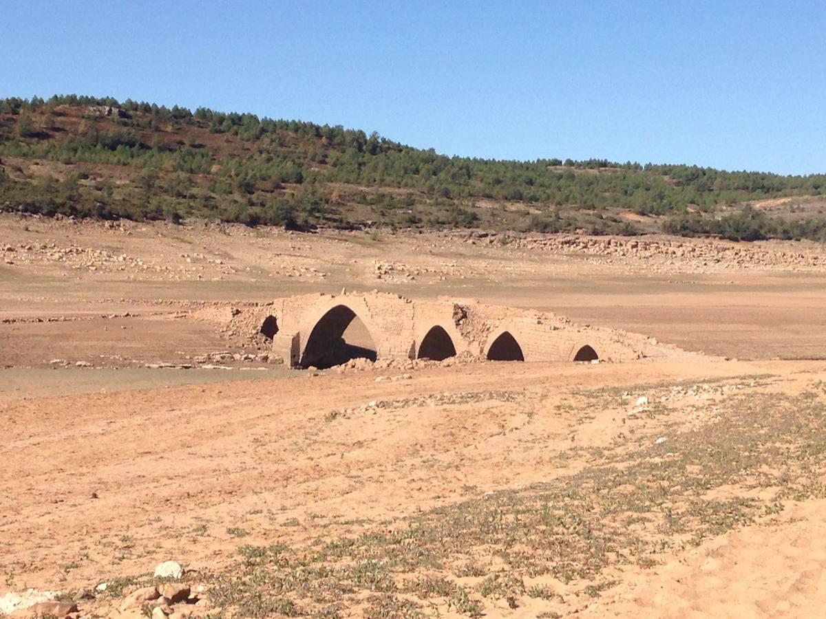 El puente de la localidad de Villanueva del Río, que desapareció bajo el pantano de Aguilar, resurge con la sequía.