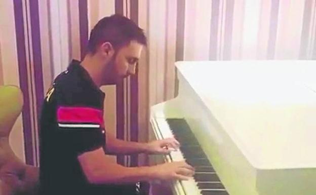 Omid toca el piano en el hotel de Estonia.