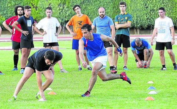 La plantilla durante el entrenamiento de ayer en el Campo de la Juventud.