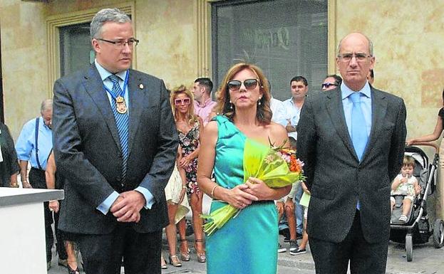 La pregonera, entre el alcalde y el presidente de la Diputación. 