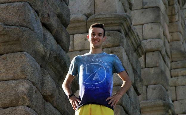 Daniel Pérez posa con el Acueducto de Segovia, la ciudad que abandona para marcharse a jugar a Sussex, al fondo.