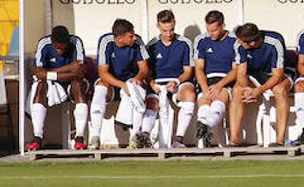 Mansour Seck, primero por la izquierda, en el banquillo del CF Salmantino. 