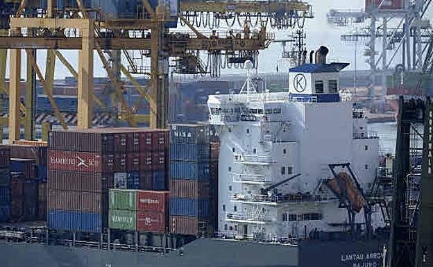 La zona de carga y descarga del puerto de Barcelona.