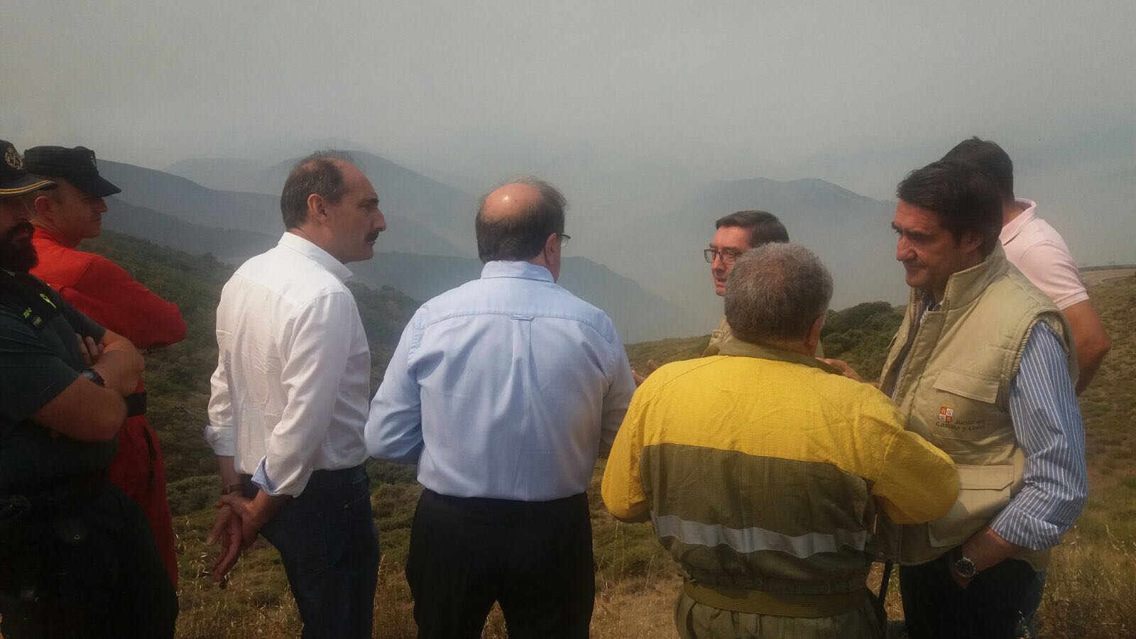 El presidente de la Junta, Juan Vicente Herrera, en el puesto de Mando Avanzado del incendio de La Cabrera